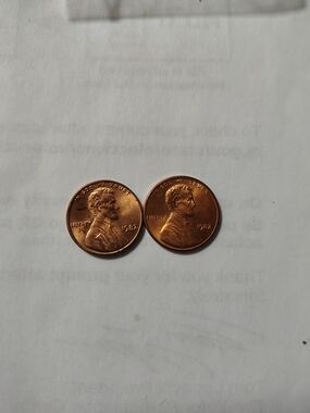 Pair of 1982 US Lincoln Pennies -Small And Large Dates.